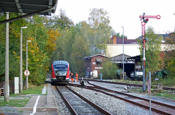 Ein Foto das ab morgen Geschichte sein wird, in der Nacht sollen die letzten 2 verbliebenen Flügelsignale fallen, der Desiro 642-147 aus Neustadt konnte heute zum letzten Mal so abgelichtet werden, 19.10.2009