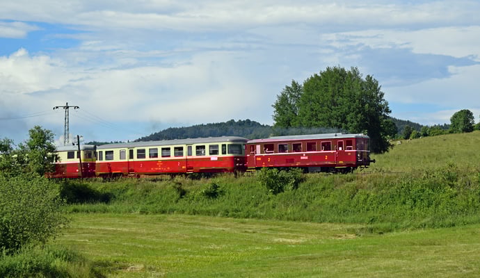 Im letzten Sonnenmoment des Tages noch einen Abstecher zur Strecke nach Kamenicky Senov. Das Triebwagengespann bei Ceska Kamenice. 18.06.16, Foto: Robert Schleusener