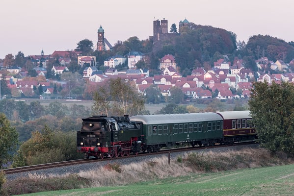 Das letzte Bild des Tages zeigt den Zug noch einmal vor der schönen Burgkulisse von Stolpen, danke an Klaus Schiekel! 13.10.18