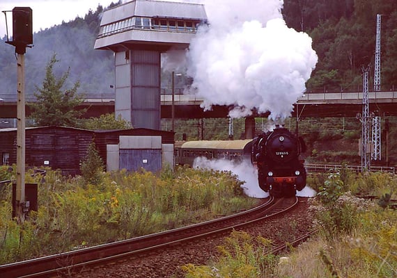 Ein Bild mit viel Historischem: Den Bahnhof Bad Schandau mit Stellwerk gibt es so heute nicht mehr, 52 8141-5 der OSEF ist nicht Betriebsfähig abgestellt, 1996