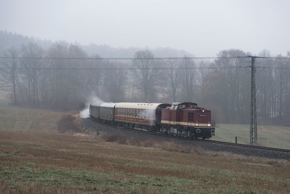 Kurz darauf kamen die Löbauer ebenfalls mit ihrem Adventszug. 112 331 der Ostsächsischen Eisenbahnfreunde auf ihrer Sächsischen Schweiz Rundfahrt am 1. Advent bei Krumhermsdorf, 02.12.18