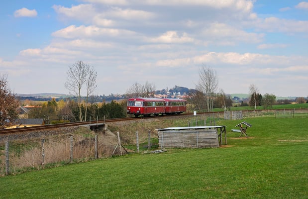Ein Motiv welches ich schon sehr lange mit einem roten Triebwagen umsetzen wollte. Auf seinem Weg nach Pirna rollt der Zug durch die schöne Landschaft bei Helmsdorf, am Horizont bildet die Burg Stolpen eine schöne Kulisse. 17.04.12