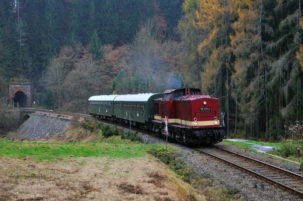Zu einer ganz besonderen Fahrt kam es am 05.11.11. Die Löbauer 112 331 war anlässlich eines privaten Geburtstages unterwegs auf einer großen Sachsenrunde - auch auf dem Sächsische Schweiz Ring. Hier kommt sie im Sebnitztal aus Tunnel 5 kurz vor Ulbersdorf
