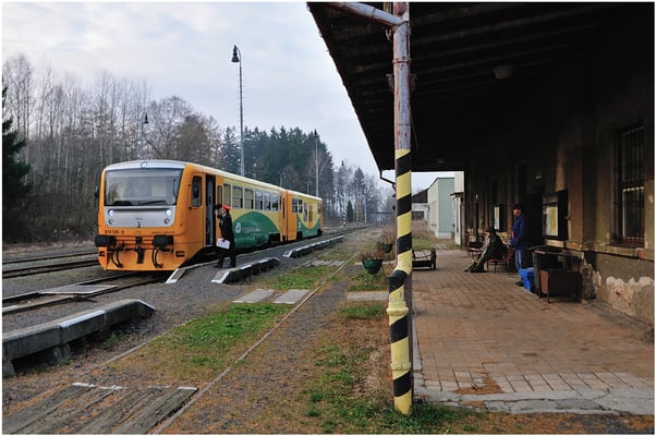 Und die Rückleistung von 814 126-9, dieser nimmt den Weg über Sluknov und erhält soeben den Abfahrtsbefehl. 24.11.2012