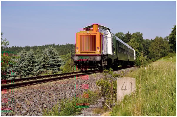 Zum letzten Mal geht es nun nach Bad Schandau. An den Neuhäusern bei Krumhermsdorf zieht 212 270-3 den Zug durch die Steigung. 05.06.11, 08:11 Uhr
