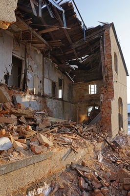 Teilabriss des Neustädter Lokschuppens wegen Einsturzgefahr im Januar 2017. 