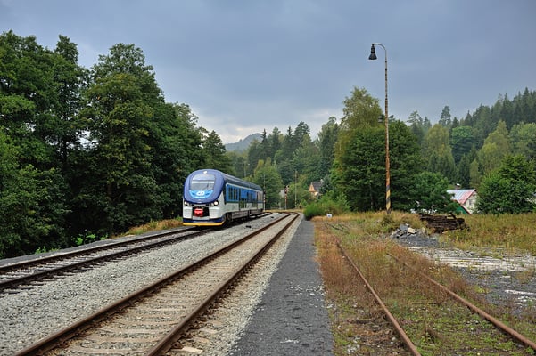 Als Zwischenstopp haben wir uns das malerische Kamnitztal bei Mlýny ausgewählt, an der Bahnstation rollt 844 026-5 aus Decin ein. 