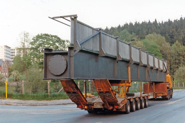 Schwerlasttransport mit einem Brückenelement an der Schandauer Straße, links zu erkennen das Sebnitzer Krankenhaus.