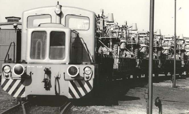 Die Werkslok der Baureihe V15 wird den Zug auf das Bahnhofsgelände befördern. An der Pufferbohle ist das Datum der letzten Untersuchung `65 zu lesen, daher vermute ich das die Bilder Ende der 60ér Jahre entstanden. Bildrechte: Stadtmuseum Neustadt i. Sa.