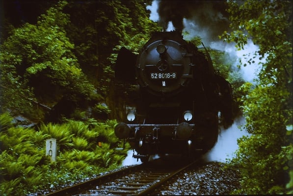 An einen verregneten dunklen Sommertag im Jahr 1987 kommt der Nahgüterzug 65277 aus Bischofswerda die Steigung von Putzkau herauf . Die Lok hatte schwarze Pufferbohle und schwarzes Fahrwerk. 1 Jahr später wurde sie z-gestellt. Foto: Lutz Morgenstern