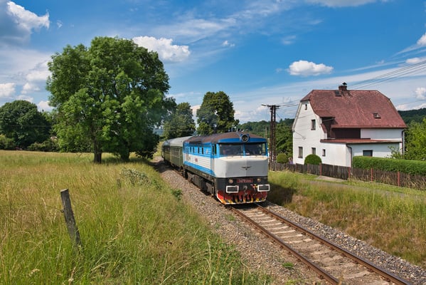 T478 2065 mit dem Lužickohorský rychlík Mikulášovice dolní nádraží - Prag bei Mikulášovice, Juni 2021.