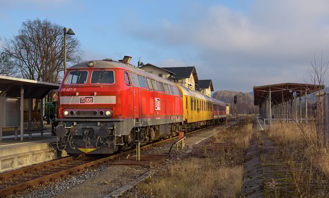 Messzug der MEG mit 218 467-9 in Neustadt (Sachs.) am 20.12.16