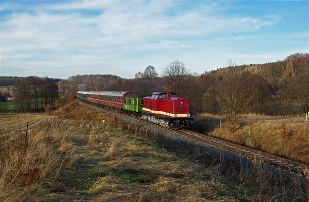 Der Zug kurz vor dem HP Krumhermsdorf, sehr schade, dass im Gegensatz zum Foto mit der Ferkeltaxe vom 13.06.09 nun die Telegrafenmasten gewichen sind ... 29.11.09