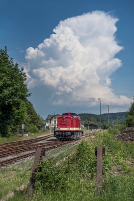 Nun heißt es Umsetzen in Neustadt, nach einer kurzen Pause wird es in Richtung Pirna gehen. Am Himmel verkündet ein imposanter Wolkenturm baldigen Regen nach schwüler Hitze. 27.06.2020
