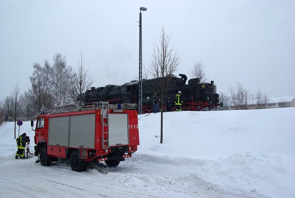Nun hieß es erstmal " Wasser fassen " mit Hilfe der Freiwilligen Feuerwehr Neustadt. Ein seltener Anblick auf den Gleisen vor dem Lokschuppen. 09.01.2010