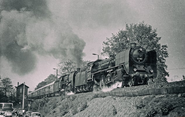 Faszination Schnellzugdampflok. Die Dresdner 03 001 & 01 137 (?) mit einer eindrucksvollen Ausfahrt aus dem Bahnhof Pirna in Richtung Dürrröhrsdorf.