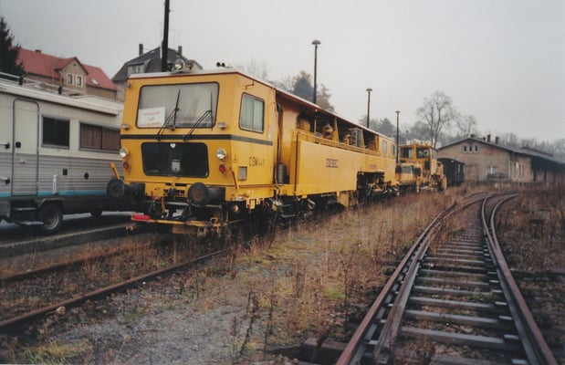 Gleisbauarbeiten im Bahnhof Sebnitz mit Einsatz von ITL-Lokomotiven (u.a. 118 004). Herbst 2001, Foto: Archiv Robert Schleusener