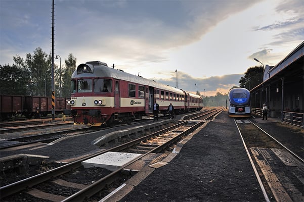 In Rumburk angekommen (07:08 Uhr) erwartet uns ein schöner Sonnenaufgang. Hier wartet der R1103 Rumburk-Kolín auf Ausfahrt, rechts ein Regio Shark (844 029-9) der wenig später über Panský nach Mikulášovice dolní nádraží aufbrechen wird.
