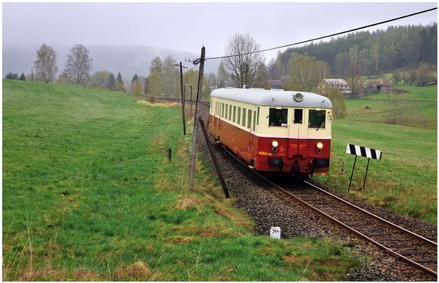 Der als Sonderzug verkehrende M262 0209 war 3 Tage lang unterwegs auf tschechischen Strecken. Hier am 27.04.2013 bei Horni Poustévna. 