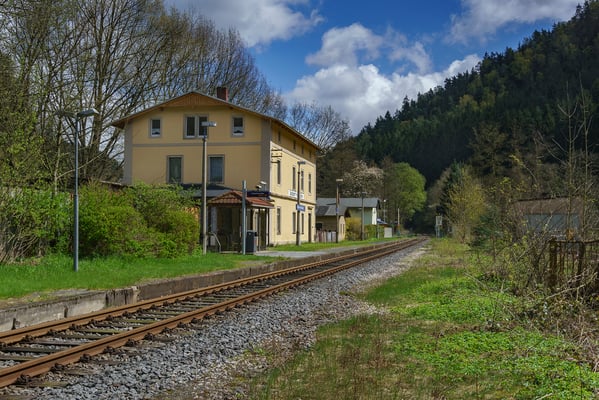 Das frisch restaurierte Empfangsgebäude in Goßdorf Kohlmühle ist nun wieder ein richtiges Schmuckstück. April 2017.