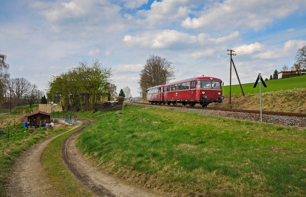 Kurz hinter Dürrröhrsdorf ( bis nach Pirna-Copitz ) stehen noch Telegrafenmasten und bieten noch etwas alte Bahnatmosphäre. Der Zug hat Dürrröhrsdorf verlassen und macht sich auf den Weg nach Pirna. 17.04.12