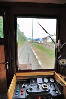 Nur zwei Bahnstationen später erreichen wir Ceska Kamenice und wechseln in die "Holzklasse".