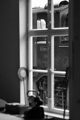 Historisch anmutend - der Blick aus der Wartehalle in Lohsdorf mit davor parkender IV K. 27.08.2011