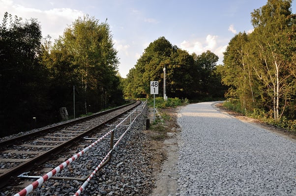 Links die Strecke nach Neustadt, Rechts die vorbereitete Trasse bis zum Grenzübergang. 30.08.2013