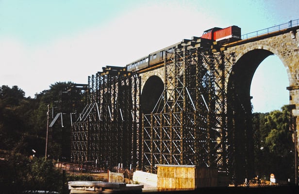 Ein Personenzug nach Bad Schandau auf dem Sebnitzer Viadukt. Deutlich zu erkennen die beginnenden Arbeiten zur Errichtung der Behelfsbrücke, 1984.