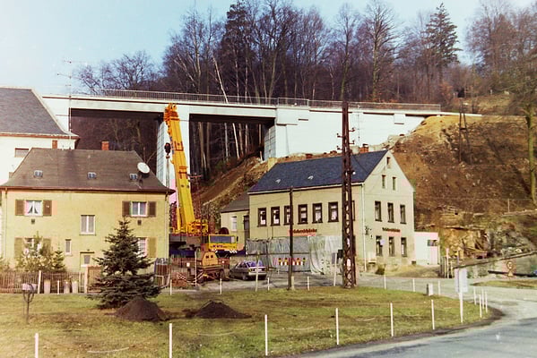 Die neue Brücke aus Betonfertigteilen ist fertig und die Behelfsbrücke wird zurück gebaut. Optisch (genau so wie das Sebnitzer Stadtviadukt) leider kein Hingucker mehr...