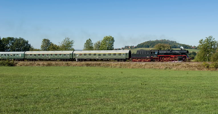 Anlässlich einer privaten Charterfahrt kam 35 1097 am 30.09.2018 auf eine Sonderfahrt von Pirna nach Neustadt, hier bei Stolpen mit der Burg im Hintergrund.