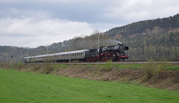 50 3648 unterwegs vom 9. Dresdner Dampfloktreffen auf den Sächsischen Schweiz Ring. Zunächst ging es nach Bad Schandau, hier in der Nähe von Rathen. Foto: Robert Schleusener, 08.04.2017