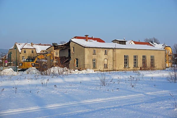 Teilabriss des Neustädter Lokschuppens wegen Einsturzgefahr im Januar 2017. 