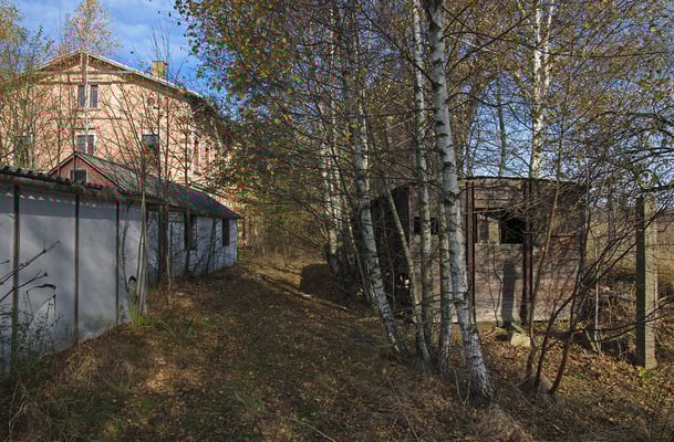 Ein alter Wagenkasten vor dem Bahnhofsgebäude Oberottendorf. Stillgelegter Streckenabschnitt Neustadt / Sachsen - Neukirch (Lausitz)/West. Oktober 2013.