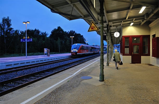 Um 06:00 Uhr als der Tag langsam erwacht steigen wir in Sebnitz in den Zug Nr. 5457 (Abfahrt nach Rumburk um 06:24 Uhr).