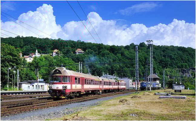 854 022-1 mit Beiwagen zum Fahrradtransport rollt in Decin ein. Für ihn sollte die Reise weiter über Rumburk nach Dolni Poustévna gehen... 23.06.2013