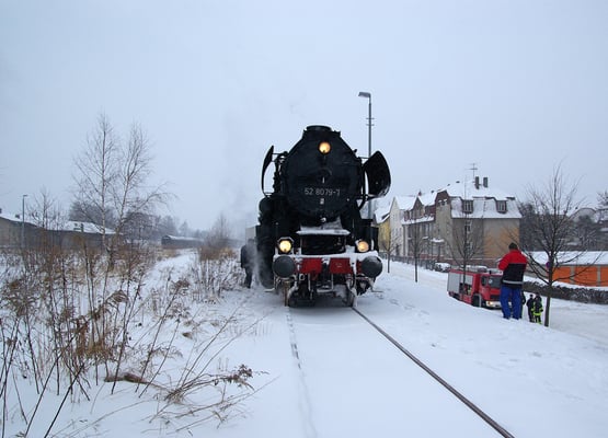 Der Tender der 52 fasst so einiges an Wasser und der Hydrant schien nicht allzu viel herzugeben. Jedenfalls dauerte das ganze Prozedere fast 1 1/2 Stunden ... 09.01.2010