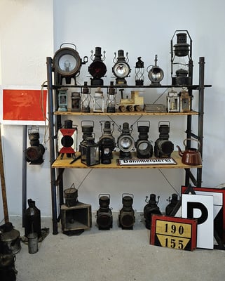 Loklaternen verschiedenster Epochen im Bahnhof Dolni Poustévna...