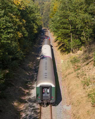 Mit "Pseudo-Steuerwagen" drückte 112 565 den Zug von Neustadt nach Sebnitz. Ein Umkoppeln in Sebnitz - mit der dort vorhanden Schalttechnik schlicht und einfach nicht mehr möglich... Hohnsteiner Brücke, Foto: Jürgen Vogel, 13.10.18