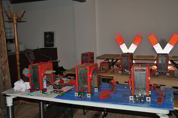 In mühevoller Eigenregie wird derzeit auch die Diesellokomotive V10C aufbereitet. Hier sieht man die frisch aufgearbeiteten Achslager, einige Teile mussten komplett neu angefertigt werden. Noch in diesem Jahr soll die Maschine fertig werden. 05.08.11