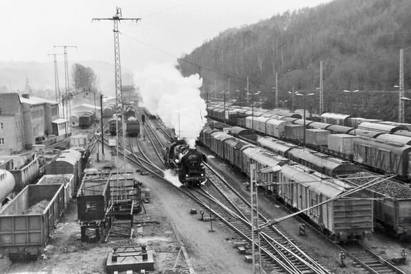 Volle Hütte. Auch heute ist Bad Schandau noch ein stark frequentierter Bahnhof, aber mit dem was auf diesem Foto zu sehen gibt hat das nicht mehr viel zu tun. Nahezu jedes Gleis ist ausgelastet. Eine BR 52 umfährt den Personenzug aus Bautzen.