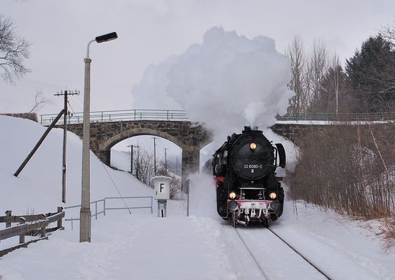 Die Veranstaltung bot herrlichste Winterdampfatmosphäre auf dem Sächsische-Schweiz Ring. Hier erreicht 52 8080 mit ihrem Güterzug soeben den Scheitelpunkt bei Krumhermsdorf und hat nun bis Bad Schandau leichteres Spiel. 26.02.2006, Foto: Jan-Henrik Sellin