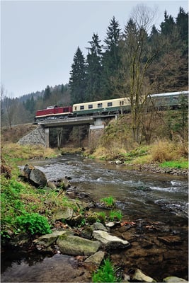 Nach der ersten Fahrt bis Königstein ging es erneut auf die große Sächsische Schweiz Runde. Auf seiner Fahrt nach Neustadt wurde der Zug hier bei einem bislang so nicht umgesetzten Motiv nahe Ulbersdorf fotografiert. 30.11.14
