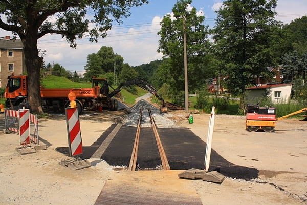 Die Arbeiten an der Straßenquerung kurz vor dem Abschluss. Am 28.07. wurde der Bahnübergang mit einer kleinen Feier freigegeben. Weiter geht es in einer deutlichen Steigung mit dem Gleisbau. Foto: Jürgen Vogel