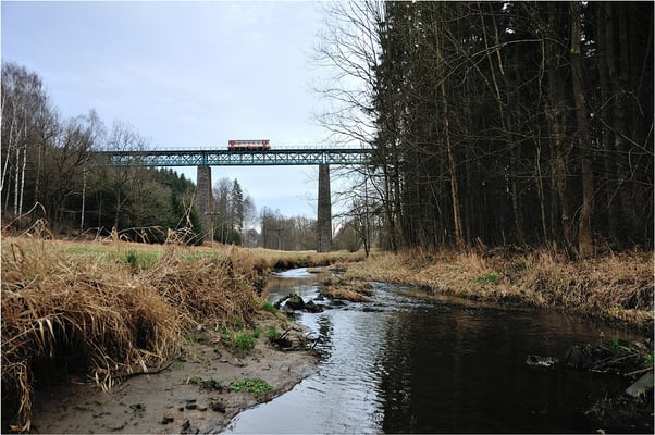 Großer Laufsteg für einen kleinen Zug, kurze Zeit später folgt 810 165-1 von Rumburk nach Dolni Poustévna und rumpelt über das Viadukt von Vilémov. 11.01.2014