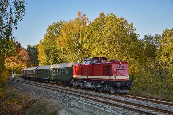 Am Nachmittag erfolgte die Rückfahrt von Rumburk, 112 565 hat vor wenigen Augenblicken die Grenze bei Dolni Poustévna überquert und wird gleich den Bahnhof Sebnitz erreichen. Foto: Robert Schleusener, 13.10.18