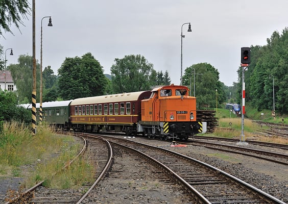 Beim Blick auf die nachschiebende 105 015-2 fällt rechts der "lauernde" Regio Shark aus Rumburk auf, der noch auf Einfahrtgenehmigung wartet.