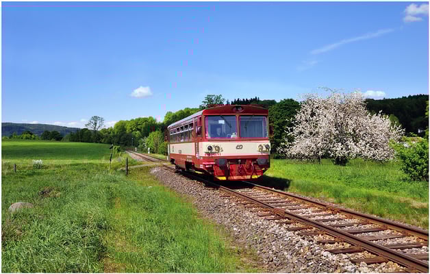 Am Nachmittag konnte erneut 810 165-1 auf seinem Weg nach Rumburk bei Mikulášovice stréd festgehalten werden. 19.05.2013