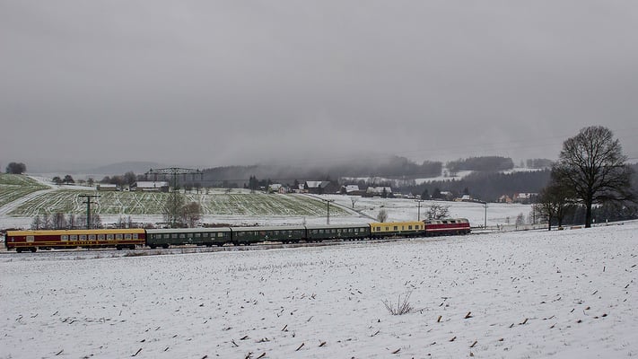 Der Senior erwischte den Adventssonderzug bei Krumhermsdorf. Foto: Jürgen Vogel, 29.11.2015 