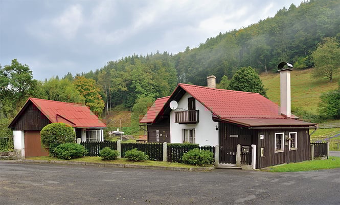Bis dieser hier als Os 2604 gegen 11:00 Uhr auftaucht sind es knapp 2 Stunden, Zeit genug um das träumerische Tal zu erkunden. Besonders fallen hier die vielen, liebevoll gepflegten Fachwerkhäuser ins Auge. Nachfolgend ein paar kommentarlose Impressionen.